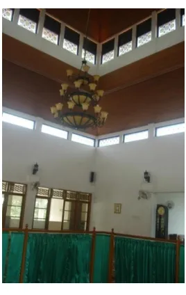 Gambar IV.12 Lampu Gantung di Tengah Interior Masjid 