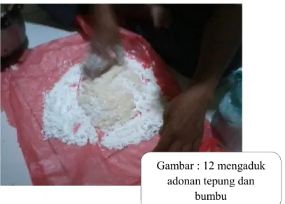 Gambar : 12 mengaduk  adonan tepung dan 