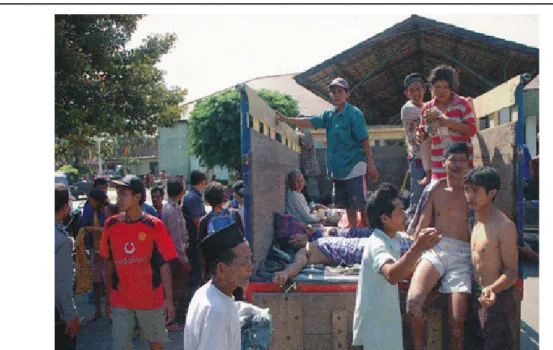 Gambar 1. Warga saling menolong korban gempa bumi (Sairin, dkk., 2008)