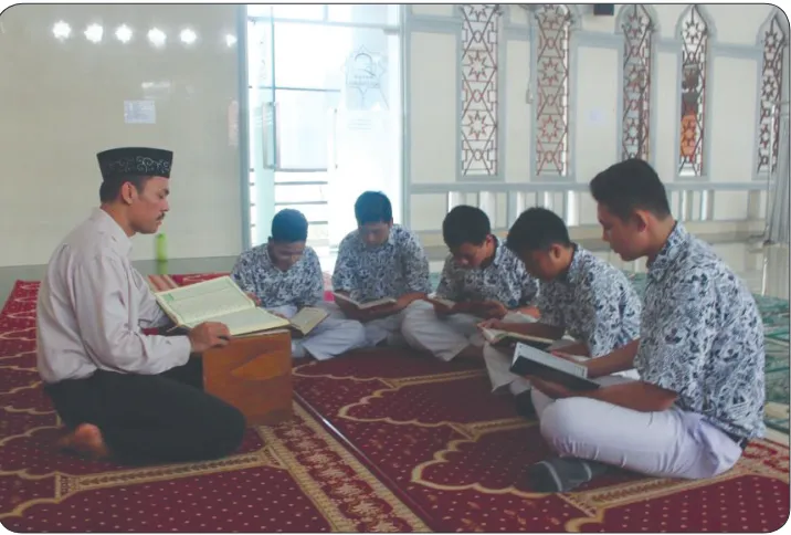Gambar 1.1  Seorang guru sedang mengajarkan al-Qur’ān