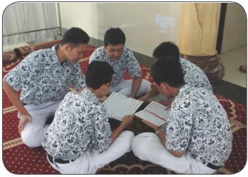 Gambar 1.4  Peserta didik sedang membaca Qur’ānal-.