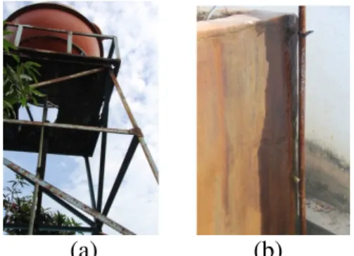 Gambar 3 (a) Korosi yang terjadi pada menara air. (b) Bercak karat  pada bak air disebabkan oleh kondisi air rawa  