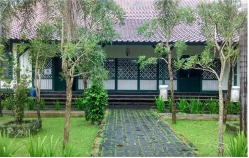 Gambar 1 : Gedung bumi Kaler, gedung  Perpustakaan Yayasan Pangeran Sumedang