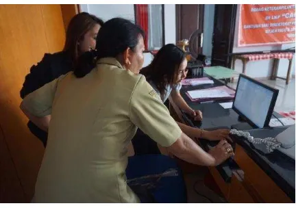 Gambar 3.2 Mahasiswa sedang membantu staff kantor desa dalam bidang IT 