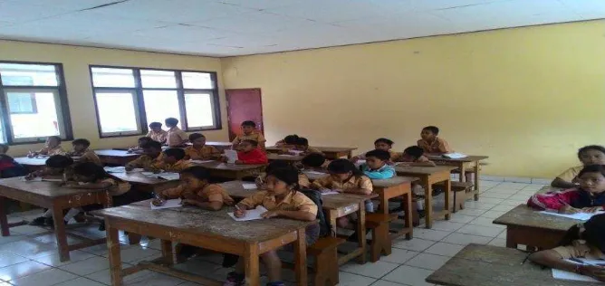 Gambar 1dan Gambar 2 : Pengajaran Materi Bahasa Indonesia untuk Kelas III dan IV di SD 1 Songan 
