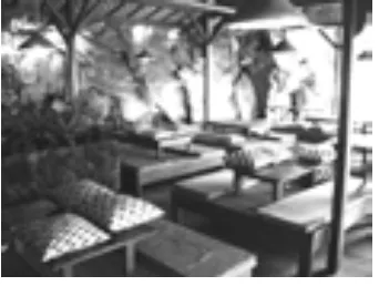 Gambar 23. Jejeran furnitur sarana duduk makan cara lesehan berbentuk Bale-bale di Saung Besar pada Restoran Kampung Daun (www.samyeap.com) 