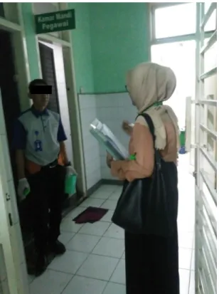Gambar 3.  Petugas Kebersihan Tidak Menggunakan APD Masker saat  Membersihkan Toilet 