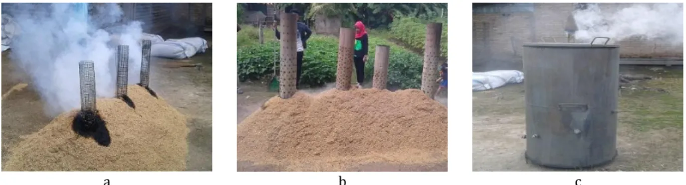 Gambar 3 Petani  pionir  sedang  membantu  menje- menje-laskan  cara  pembuatan  biochar  aplikasi  biochar di lahan pertanian