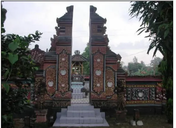 Gambar 15. Salah satu gerbang pura di Lampung  Selatan dengan seni hias tempel keramik modern 