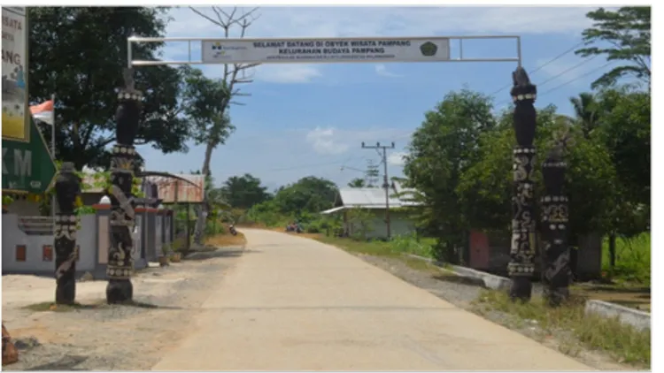 Gambar 2. Gapura Pintu Masuk Desa Pampang (Foto: Eli Irawati, 2015)