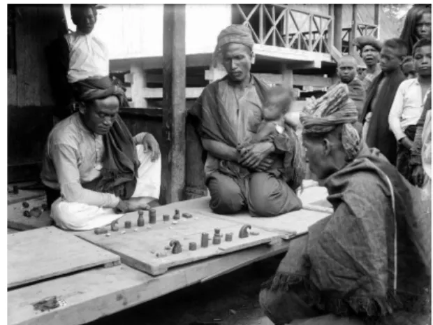 Gambar  3.  Para  lelaki  suku  Karo  menghabiskan  waktunya  dengan  bermain  catur  di  kedai-kedai  minuman  yang  banyak  dijumpai  pada  masa  itu,  yaitu  sekitar  tahun  1914-1919   (Sumber:   http://www.kompasiana.com/masrul2014/leg enda  -lahirnya