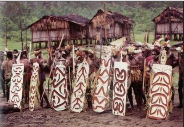 Gambar 2. Ukiran pada perisai suku Asmat  (Dolf, 2012)  
