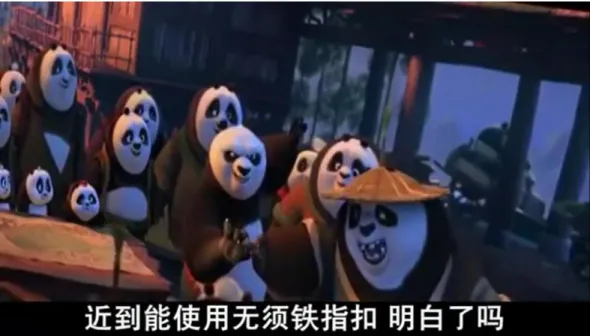 Gambar 11 Kung Fu Panda 3 Po mengutarakan rencana yang dia buat  阿宝    ：注意听了，因为我不可能重复讲十多遍。村  子的唯一入口在这。包子小分队守在这里饼  干小分队守在这里。那么当我发令后这两个  队就...好吧，面条小分队要...好吧，总而言  之应该记住的重点是...这就是那个位置...好  吧，我早猜到会是这样。你们记住一件事就  好。分散那群翡翠之尸的注意力，直到我与天  煞的距离近到能使用无须铁指扣，明白了吗？ 