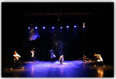 Gambar 5. Bagian akhir karya yang menamplkan kelima penari yang sedang  membersihkan slime di tubuh penari tunggal (foto: Elin, 2017 di Proscenium Stage ISI 