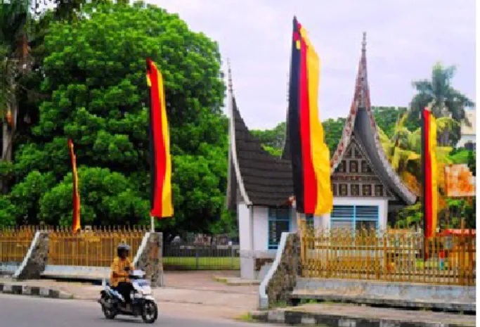 Gambar 01. Bendera Marawa terpancang di halaman  Museum Adityawarman (Foto : Idgham, 2012) 