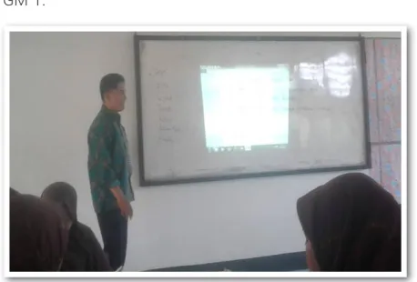 Gambar 2 Guru Mitra 1 menayangkan Video Prosedur Siswa (VPS)