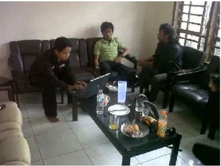 Foto  peneliti  bersama  Farid  Satria  (Ketua  PKNM),  dan  Rahman  saat  melakukan wawancara, 6 Desember 2012 di Kantor PKNM.