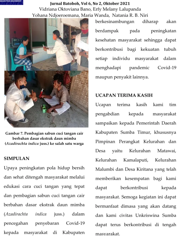 Gambar 7. Pembagian sabun cuci tangan cair  berbahan dasar ekstrak daun mimba  (Azadirachta indica juss.) ke salah satu warga 