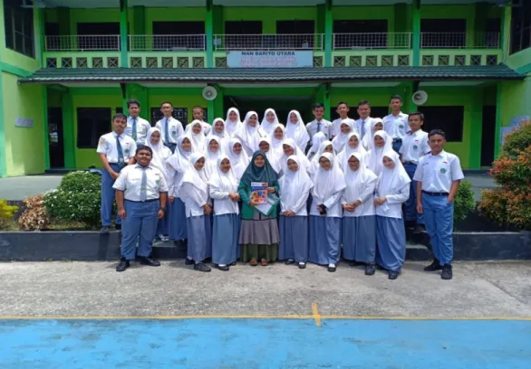 Gambar  IX.  Foto  Bersama  Siswa  Kelas  XI.1  MIPA  Madrasah  Aliyah  Negeri  Barito Utara 