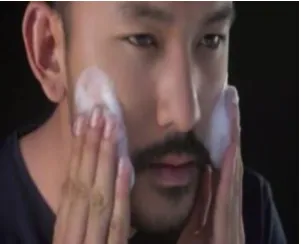 Gambar 1:  Scene 1 Iklan Versi Rio Dewanto 