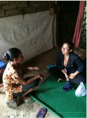 Gambar 1. Berdiskusi dengan Ibu Luh Rawi saat kunjungan  