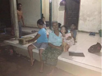 Gambar 5. Saat berbincang dengan keluarga bapak Gusti Ngurah Artana. 
