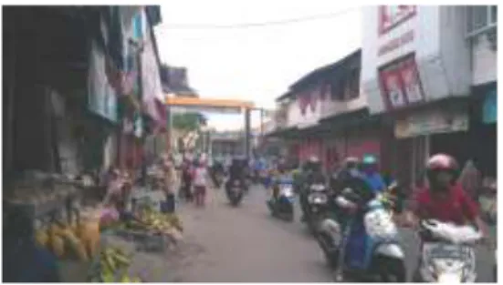Gambar 2. Suasana di Sepanjang Jalan Setelah  Gapura Masuk Pasar Baru Balikpapan 