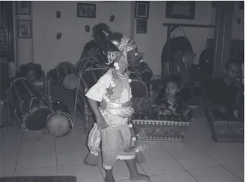 Gambar 1. Anak laki-laki Aerli sedang berla h menari  Topeng di sanggarnya. (Foto: Nur Rochmat, 2010)
