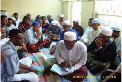 Gambar 5. Ustaz desa binaan mengajari membaca Al-Quran 