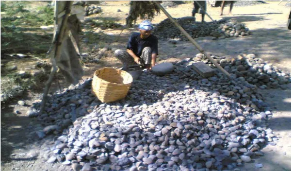 Gambar 2. Seorang perempuan pemecah batu yang sedang bekerja.