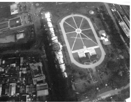 Gambar  2. Foto Udara Kawasan Kesawan dan Lapangan Merdeka pada Tahun 2007  