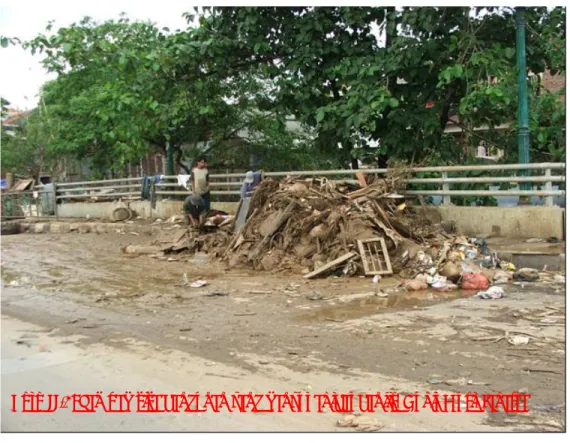 Foto II.3: Sampah sisa bangunan yang hanyut akibat banjir, Bukit Duri, Jakarta 
