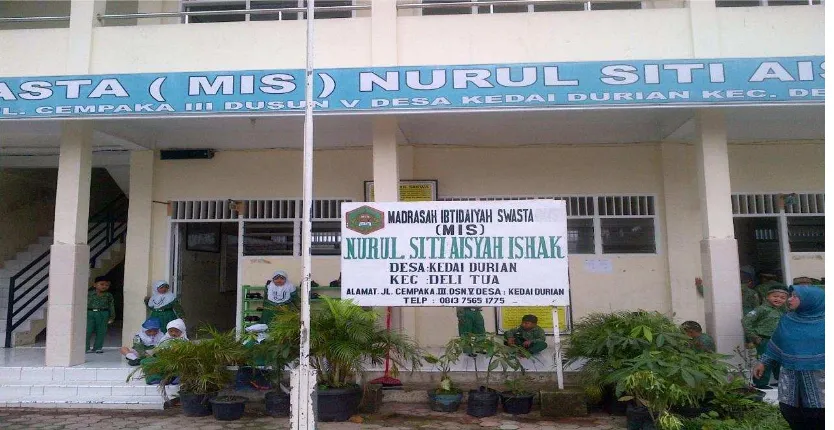 Gambar 1. Papan Dinding Profil dan Visi Misi Sekolah MIS Nurul Siti Aisyah Ishak Delitua