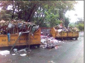 Gambar 1 Tempat penampungan sampah sementara di jalan Taman Sari, Bandung (sumber: dokumentasi pribadi) 