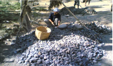 Gambar 2.  Seorang perempuan pemecah batu yang sedang bekerja.