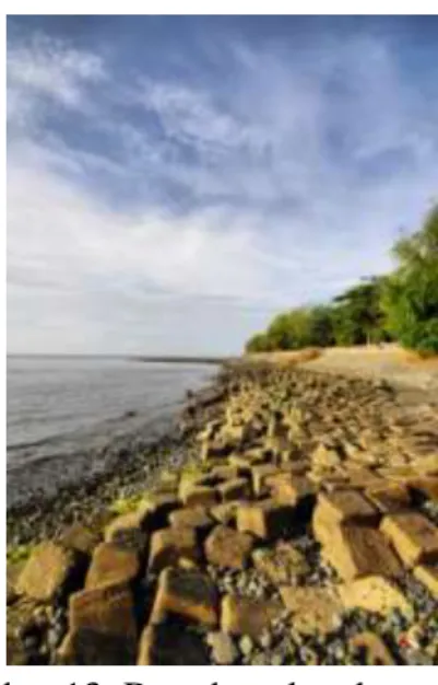 Gambar 12. Besar kecilnya menipu  Karya 12. Batu-Batu Kotak  Menghiasi Pinggiran Pantai, 2013 
