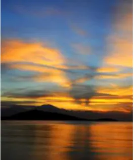 Foto  ini  berlokasi  di  pantai  Dreamland,  Badung  –  Bali  yang  menggambarkan  sebelum  matahari  tenggelam  dengan  cuaca  yang  mendung