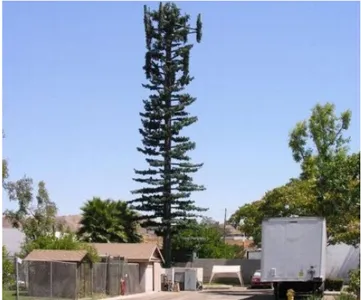 Gambar 2.3. Menara kamuflase dalam bentuk pohon 