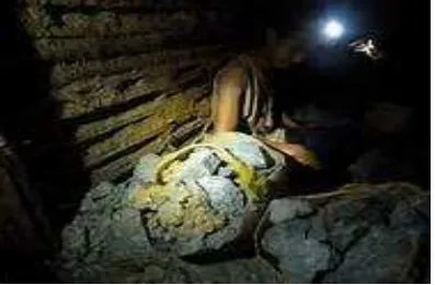Gambar 3 : Pekerja turun kedasar lubang untuk mencari material tambang 