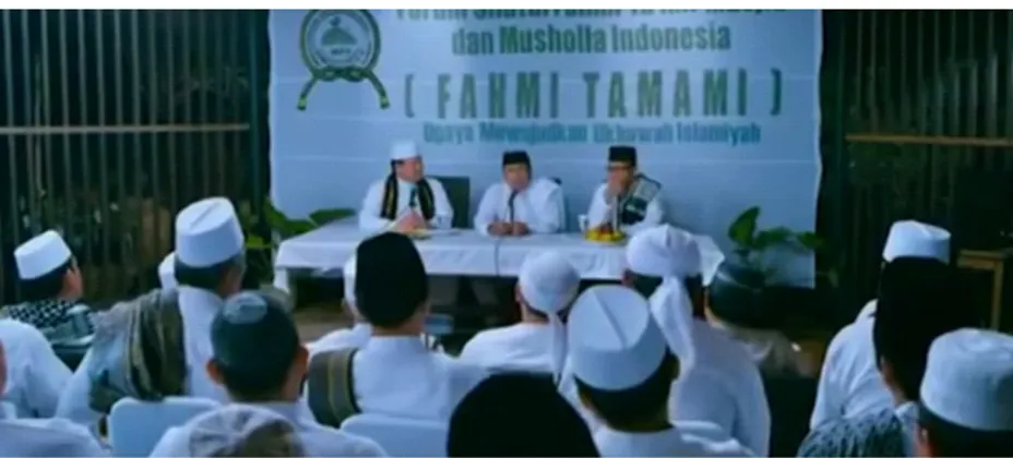 Gambar   4   :   Pada   scene   28   menggambarkan   Rhoma   memberikan  pemahaman kepada para ta’mir masjid terkait ukhuwah  dalam sebuah forum yang diberi nama Fahmi Tamami