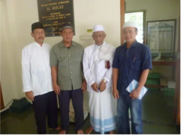 Gambar 9. Pengurus takmir Masjid Al-Ikhlas PT. Phapros Semarang dan penulis