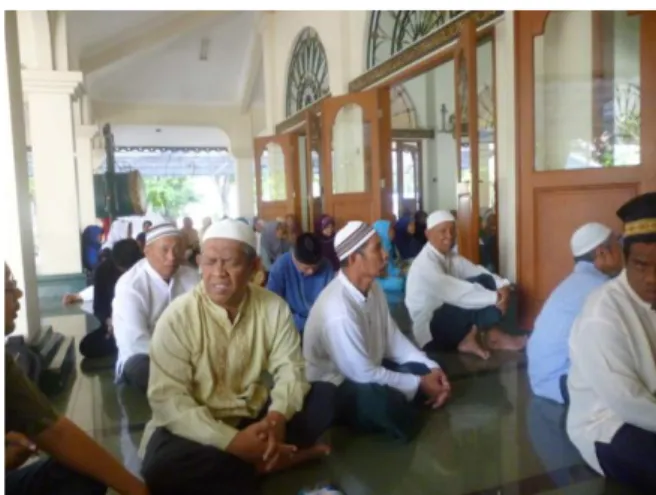 Gambar 10.Kegiatan pengajian Ahad pagi di Masjid Al-Ikhlas sebagai salah satu upaya  merealisasiakn visi misi dan tujuan didirikannya Masjid Al-Ikhlas