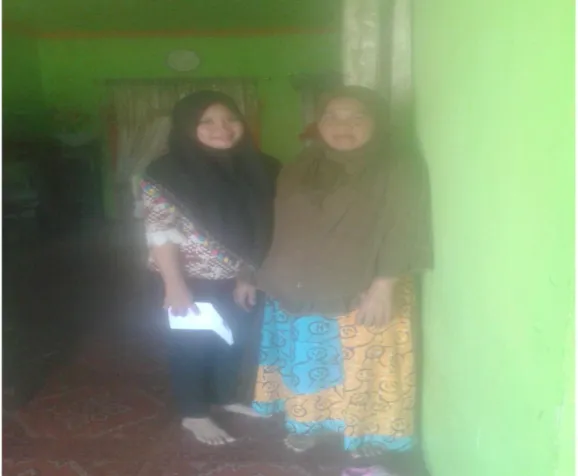 Foto peneliti dengan ibu Nurhayati sebagai istri pertama bapak Ilyas dirumahnya Kelurahan Karya  Jaya saat selesai wawancara