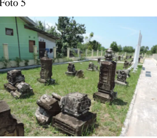 Foto nisan rusak pada  Kompleks Makam Tuan Di  Kandang  