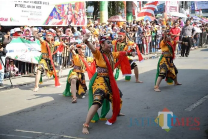 Gambar 1 : Pawai Budaya Nusantara  Sumber : http://risetcdn.jatimtimes.com 