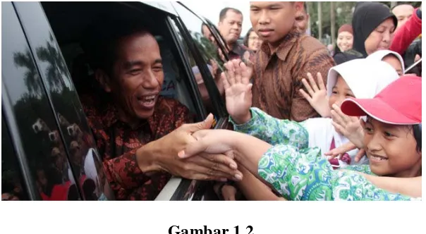 Gambar 1.2 Jokowi Terlihat Menunjukkan Kedekatannya terhadap Warga disertai Raut 