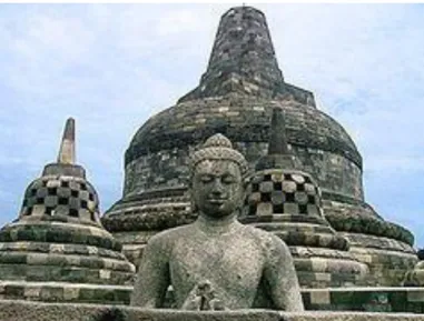 Gambar 21. Contoh Patung Budha di Borobudur  Sumber: id.wikipedia.org/wiki/Candi_Borobudur 