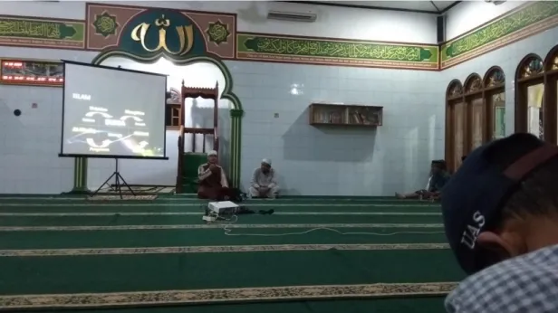 Foto pengajian mingguan di Masjid Al-Mukhlisin 