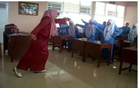 Gambar 1. Guru mendemonstrasikan gerak dasar Silang Galatiak di  depan kelas (dokumentasi penulis, 2013) 