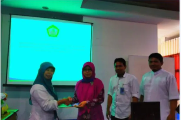Gambar 3. Serah terima hasil pelatihan 